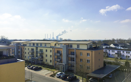 



1
 Etwa 19 000 Haushalte in Hanau und Großkrotzenburg hängen am Fernwärmenetz – weil das Großkraftwerk Staudinger nun wegen des Stromüberschusses aus regenerativen Energieträgern über die Sommermonate abgeschaltet wird, sind die daran angeschlossenen Stadtwerke gezwungen, auf Quartiers- und Insellösungen umzusteigen, damit die Wärmeversorgung sichergestellt bleibt. Das Abschalten von Kohlekraftwerken hat demnach Auswirkungen, die auf politischer Ebene noch nicht in Gänze erkannt wurden und daher bislang in Gesetzen und Verordnungen ungelöst sind. 
