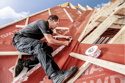 



Der Hersteller Dörken hat die eigens für Walmdächer konzipierte Unterdeckbahn Delta-Maxx WD in vielen Eigenschaften weiter verbessert – die oft komplexen Anschlüsse bei Walmdächern können dank des umfangreichen Zubehörprogramms fachgerecht und sicher gelöst werden.
