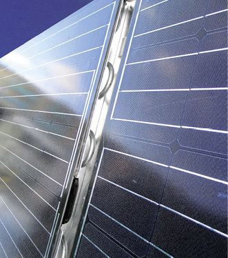 



Die Kollektoren werden auf dem Dach oder an der Fassade montiert, die Wärmepumpe kann im Keller aufgestellt werden.
