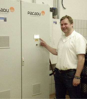 



Carsten Paustian, Prokurist bei Balzer: „Mit dem Stromspeicher haben wir es im ersten Schritt geschafft, einen Teil des PV-Stroms in die nächtlichen Produktionszeiten der Backstube hereinzuholen.“
