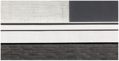 



2
 Das mineralische WDVS ist im Erdgeschoss mit Klinkerriemchen belegt, darüber wechseln sich helle, besengestrichene Putzfelder mit dunklen, gefilzten Putzflächen ab.
