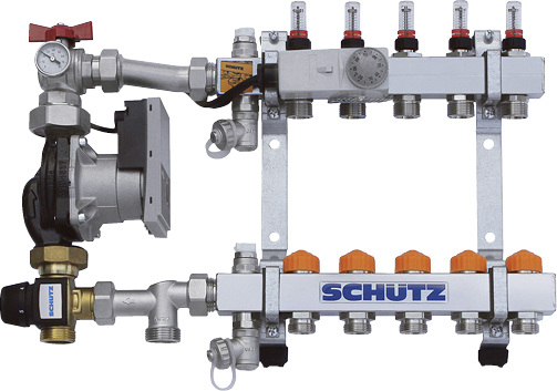 <p>
</p>

<p>
Werden in einem Heizsystem sowohl Flächenheizungen als auch Heizkörper betrieben, kann der Verteiler mit einem Pumpenblock kombiniert werden, um Kaltwasser reguliert zuzumischen.
</p> - © Schütz GmbH & Co. KGaA


