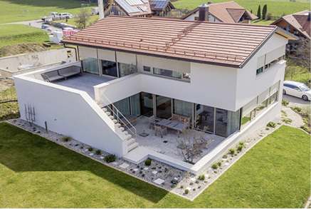 



Die Technik zur Verschattung der Fenster sollte bei diesem Einfamilienhaus in Waltenhofen (Oberallgäu) nicht sichtbar sein, was mit dem maßgefertigten Joma-Jalousiekasten problemlos umsetzbar war.
