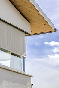 



Der Jalousiekasten eignet sich auch zur Verschattung von Ganzglasecken.
