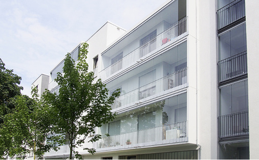 



Die rahmenlosen Balkonverglasungssysteme des finnischen Herstellers Lumon harmonisieren durch ihr zurückhaltendes Design mit dem Fassadenbild und treten somit nicht in Konkurrenz zur Architektur. Der Vorteil für die Bewohner ist indes sowohl hinsichtlich Komfort als auch Energieeinsparung sehr deutlich spürbar!
