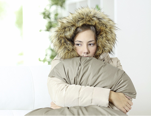 



3
 Bei Fußbodenheizungen, aber auch bei Heizkörpern unter dem Fenster ist bei ALD, insbesondere wenn diese für die bedarfsgeführte Lüftung nach DIN 18 017-3 ausgelegt werden, mit Zugbelästigungen zu rechnen, da der konvektive Anteil der Heizleistung nicht ausreicht, um den Kaltluftabfall aufzufangen. Auch aus der Praxis sind Beschwerden über Zugluft bekannt, was mietrechtliche Konsequenzen haben kann. 
