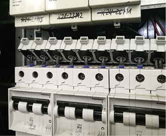 



Um den Verbrauch einzelner Geräte oder Räume messen zu können, werden Sensorbars in den Schaltschrank eingebaut.
