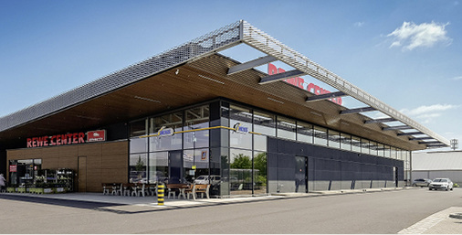 



Dem Fachmarktzentrum in Niederzier ist die vorgefertigte Systembauweise nicht anzusehen – der mit DGNB-Platin ausgezeichnete Neubau wurde aus Leichtbeton-Wandelementen von Thermodur in äußerst kurzer Bauzeit errichtet.
