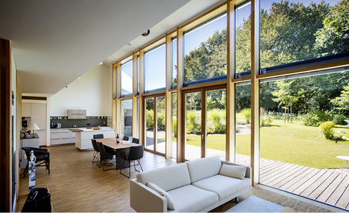 



Transparenz auf ganzer Linie: Die Pfosten-Riegel-Verglasung mit integrierter Hebe-Schiebe-Tür von Kneer-Südfenster.
