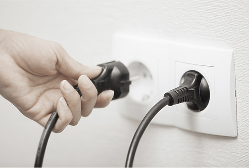 



Die Endenergiebilanz im Teil 1 enthält nun auch den Anteil für Anwendungsstrom – bei Wohngebäuden ist dies der Haushaltsstrom. Diese Erweiterung zielt nicht auf EnEV-Nachweise, sondern auf die Bilanzierung von Niedrigst-, Null- und Plusenergiegebäuden ab. Die Größe kann im künftigen energiesparrechtlichen Nachweis optional verwendet werden.
