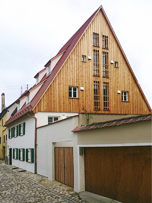 <p>
</p>

<p>
Die Lüftungsanlage wurde so geplant, dass die Außenhauben nur an der Giebelseite des sanierten Denkmals zu sehen sind.
</p> - © LTM

