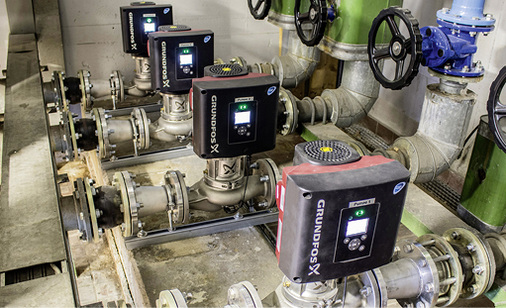 



Das Energieeinspar-Konzept ermöglicht Unternehmen, ohne eigene Investitionen alte Pumpensysteme durch moderne Pumpentechnik zu ersetzen. Das Bild zeigt eine Anlage mit modernen Pumpen des Typs TPE3 von Grundfos.
