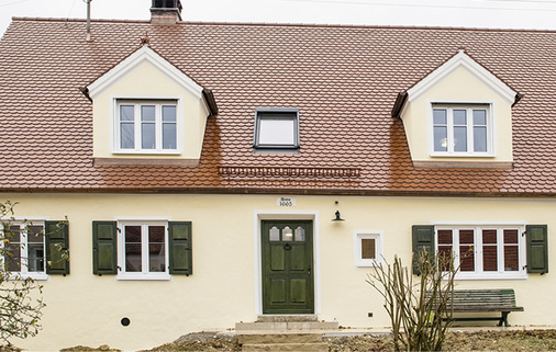 



Das Haus aus dem Jahre 1665 besticht durch seine zurückhaltende Architektur, ausgewogene Farbgebung und natürliche Materialien.
