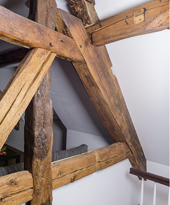 



Die massiven Eichenbalken harmonieren perfekt mit der handwerklichen feingekörnten Oberflächenstruktur des Hasit 250 Renovier- und Ausgleichsputzes.
