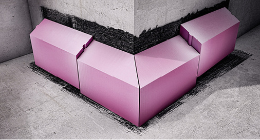 
Die XPS TOP Z-Foliendämmung mit abgeschrägter Kante erlaubt eine optimale und einfache Verklebung der Z-Folie im Sockelbereich.



