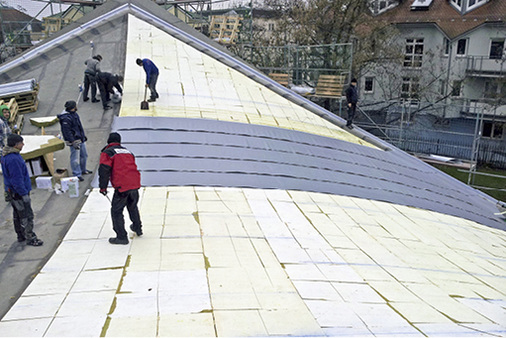 



2
 Auf die neuen Dämmplatten mit vlieskaschierter Oberfläche wurde ein speziell auf die Dachbahn abgestimmter Kleber aufgebracht. 
