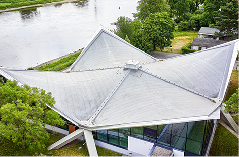 



4
 Vier zusammengesetzte Hyparschalen bilden die chrakteristische Form des Gebäudes – eine besondere Dachform als Beispiel moderner Architektur der DDR-Zeit.
