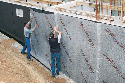 



Die Grundmauerschutz- und Drainagebahn Delta-Geo-Drain Quattro besteht aus Gleitfolie, Noppenbahn und Filtervlies und einer zusätzlichen Dämpfungs- und Dränschicht. Druck empfindliche zähelastische Dickbeschichtungen sind mit der patentierten Bahn optimal und dauerhaft geschützt.
