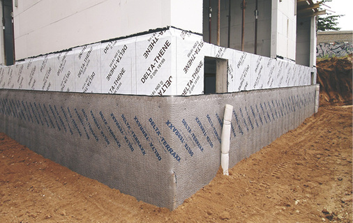 



Als ideale Schutzlage für Perimeterdämmstoffe und alle druckstabilen bzw. kraftübertragenden Untergründe oder Abdichtungen hat sich die Grundmauerschutz- und Dränbahn Delta-Terraxx bewährt. 
