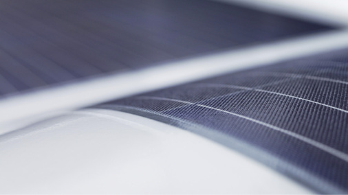 <p>
</p>

<p>
Die Evalon Solar cSi von alwitra ist die weltweit einzige Solardachbahn mit semiflexiblen PV-Modulen aus kristallinen Silizium-Solarzellen ohne Glasrahmen.
</p> - © alwitra

