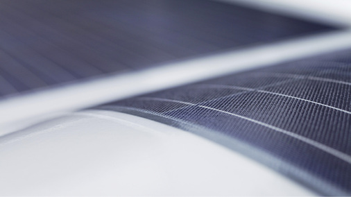 



Die Evalon Solar cSi von alwitra ist die weltweit einzige Solardachbahn mit semiflexiblen PV-Modulen aus kristallinen Silizium-Solarzellen ohne Glasrahmen.
