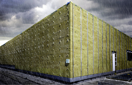 



Nicht wünschenswert, aber manchmal unvermeidlich: Eine bereits gedämmte Fassade kann noch nicht bekleidet werden. An Flächen, die mit „Kernrock“, „RP-KD 035 VS“ oder „Fixrock 033/035“ gedämmt wurden, kommt es nicht zu signifikanten Veränderungen der Dämmung – selbst nach einer drei Monate währenden Bewitterung, wie ein Versuch der TU Berlin bewiesen hat.
