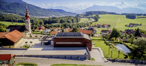 
Die Bauteilaktivierung ist nicht auf den Wohnungsbau beschränkt: In diesem Veranstaltungszentrum in Hallwang wurde mit 139 m
2
 Flachkollektoren auf dem Dach zusammen mit 480 m
3
 Betonteilaktivierung der Bodenplatte und der Geschossdecke ein solarer Heizanteil von 93 % messtechnisch nachgewiesen.



