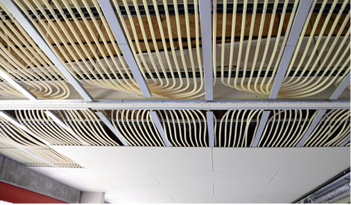 



Roth bietet die Kühl- und Heizdecken in der Montagevariante RCC/HC zur Endlosverlegung an. Die Systemrohre werden direkt in der Trockenbauebene der Deckenkonstruktion kupplungsfrei an Befestigungsschienen im Verlegeabstand von 50 bis 100 mm installiert. 
