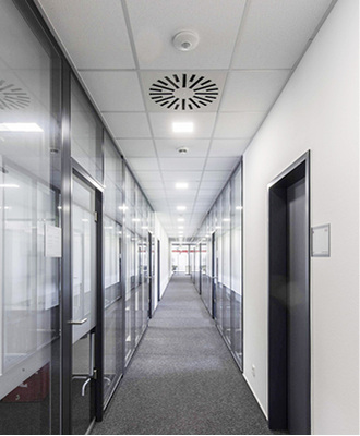 



Je nach objektspezifischen Anforderungen hinsichtlich Optik, Schallabsorption und Leistung können verschiedene Ausführungen verwendet werden. Deckeneinbauten, z. B. Beleuchtungselemente, lassen sich wunschgemäß positionieren.
