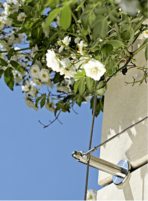 



Schrauben, Verankerungen und Abstandhalter aus Edelstahl Rostfrei – hier von dem Schweizer Unternehmen Jakob Rope Systems – sind wartungsfreie, langlebige und stabile Haltekonstruktionen für Fassadenbegrünungen.
