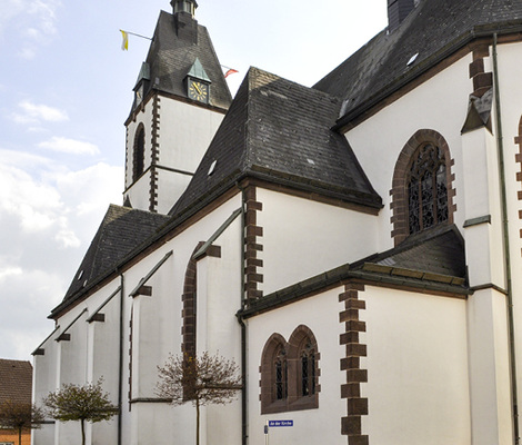 <p>
</p>

<p>
Seit der Heizungsanierung wird die katholische Kirche im Höxteraner Weserdorf Lüchtringen mit einer Wärmepumpen-Kaskade beheizt. 
</p> - © Stiebel Eltron

