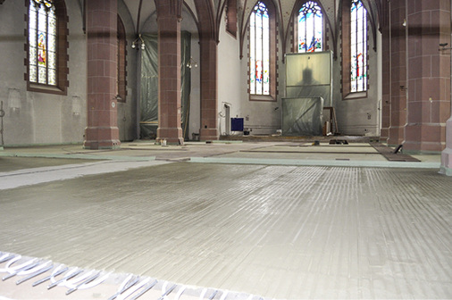 



Mit der Entscheidung, im Zuge der ohnehin notwendigen Fußbodenerneuerung eine Flächenheizung zu installieren, war eine Voraussetzung für den Einsatz der Wärmepumpentechnik geschaffen.
