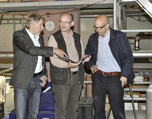 



Geschäftsführer Nils Becker (Gebr. Becker Energie- und Versorgungstechnik), Architekt Albert Henne und Michael Birke von Stiebel Eltron auf der Baustelle in der Lüchtringer Kirche.
