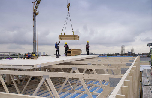 
Sehr beliebt sind Flachdächer in Holzbauweise bei Gewerbe- und Logistikimmobilien, wo es große Flächen in möglichst wirtschaftlicher Bauweise zu überdachen gilt.



