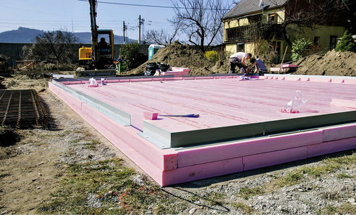 



1
 Eine Flächengründung bietet den Vorteil einer durchgehenden, homogenen Dämmschicht, deren Dicke in dreilagiger Ausführung  300 mm erreichen kann.
