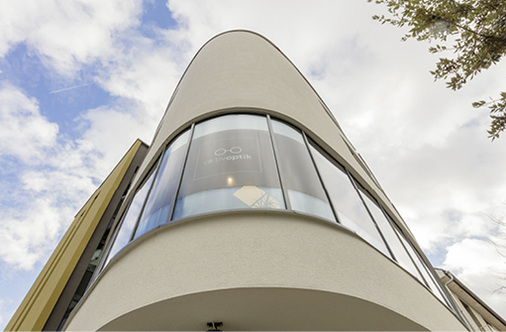 



Sieht man selten: Eine abgerundete Gebäudeecke, perfekt mit einem WDVS versehen. Der Hersteller puren hat sich dieser Herausforderung angenommen und gemeinsam mit dem WDV-System von Meffert und äußerst disziplinierten Handwerkern eine perfekte Oberfläche hingezaubert.
