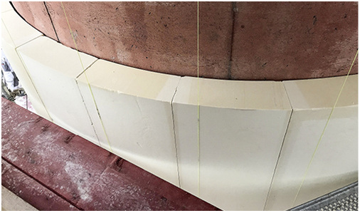 



Die im Werk vorgefertigten und gebogenen Dämmplatten passen sich perfekt an den 7-Meter-Radius an – mit Hilfe von Lotfäden wurde das Ergebnis kontrolliert und handwerklich perfektioniert.
