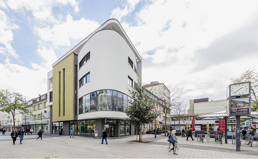 <p>
</p>

<p>
Das neue Verkaufsgebäude in der Bad Kreuznacher Fußgängerzone ist mit seiner „runden Ecke“ ein echter Hingucker (Architekten: Förster & Förster, Bad Kreuznach)
</p> - © Foto: puren


