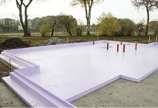 



Energieeffizientes Bauen fängt mit der Bodenplatte an. Das kombinierte Wärmedämm- und Schalungssystem Jackodur Atlas macht eine konventionelle Holzschalung überflüssig. Dies spart viel Zeit bei der Ausführung.
