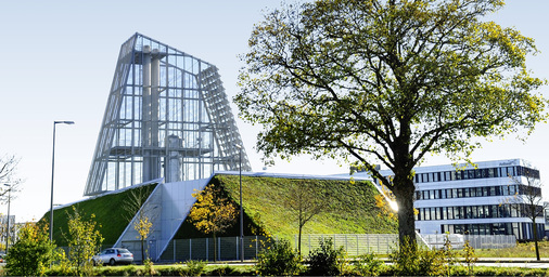 



Die 2017 in Freiham errichtete Geothermie-Anlage zapft in ca. 2500 m Tiefe eine 90 °C heiße Quelle mit einem Durchsatz von 100 l/s an. Damit erreichen die im Quartier an die Fernwärme angeschlossenen Gebäude eine nahezu CO
2
-neutrale Wärmeversorgung.
