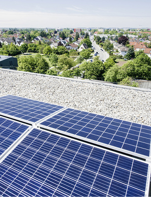 <p>
</p>

<p>
Die WEG Radolfzeller Straße entschied sich für die Installation einer Photovoltaik-Anlage. Zusammen mit den Anlagen auf zwei Kindergärten und drei Schulen kommt das Quartier auf eine Leistung von insgesamt 128 kW
<sub>p</sub>
.
</p> - © Dominik Parzinger

