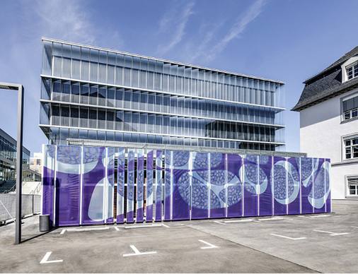 



3
 Auf dem Merck-Firmengelände ist eine Membranfassade mit gedruckter organischer Photovoltaik zu bestaunen. Das Projekt wurde von Opvius und Taiyo umgesetzt.
