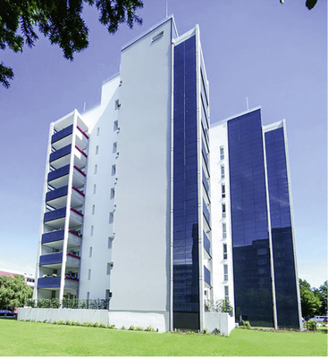 



4
 An der Ost-, Süd- und Westfassade eines Wohngebäudes in Bremen sind PV-Elemente Lithofix Glassic PV montiert. An den Brüstungen der oberen Balkone und auf den Dachflächen wird ebenfalls Strom erzeugt.
