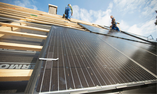 



6
 Bei der Dachsanierung eines Bestandsgebäudes in Klipphausen in Sachsen wurden statt der herkömmlichen Dacheindeckung Indach-Module EasyIn direkt auf die Dachlatten montiert.
