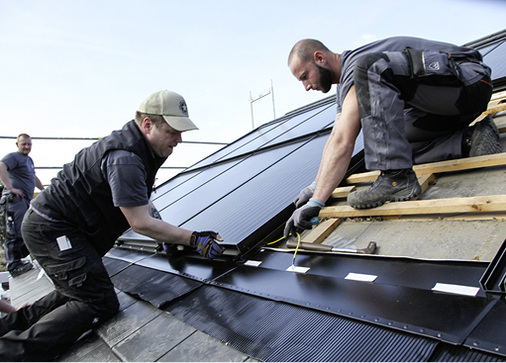



7
 Auf dem Dach eines Musterhauses in Worms erzeugen 22 Photovoltaik-Module Braas PV Indax 280 Wp Solarstrom.

