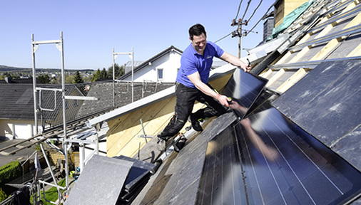 



9
 Statt üblicher Dachlatten kommen beim Rathscheck Schiefer-System fe
ue
rverzinkte Metalltragprofile zum Einsatz, auf denen die Rechteckschiefer oder wahlweise Solarelemente verlegt werden. 
