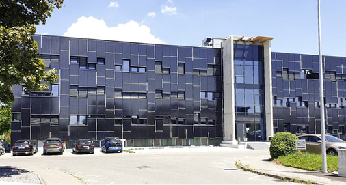 



13
 Eines der Argumente für die PV-Fassade an diesem Bürogebäude war, dass eine herkömmliche Glasfassade pro Quadratmeter fast ebensoviel gekostet hätte, sich aber nie refinanziert. 
