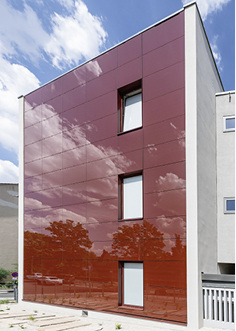 



14
 Durch die rotbraunen LithoFix Glassic-PV-Module an der Fassade des Labenwolf Gymnasiums in Nürnberg schimmert ein filigranes Nadelstreifenraster. 
