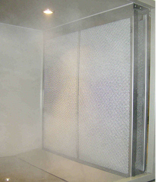 



Der Aerosolabscheider filtert am Ende der Befeuchtungsstrecke Aerosolpartikel aus dem Luftstrom. Auch wenn adiabate Systeme eine Wasseraufbereitung erfordern, sind sie für hohe Befeuchtungsleistungen oft wirtschaftlicher als isotherme Systeme. 
