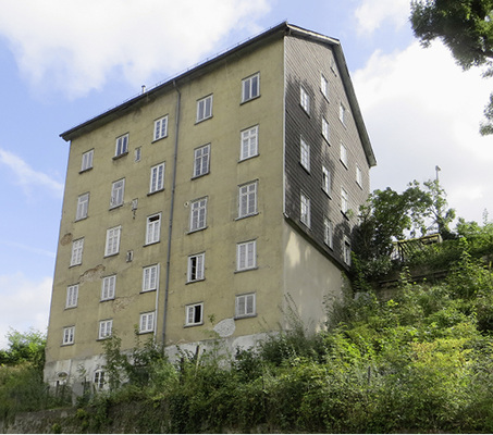 
Das imposante Pisé-Haus in Weilburg gilt als höchstes Stampflehmgebäude Europas – zuletzt stand es jahrelang leer. Nun soll eine umfassende Sanierung das Kulturdenkmal in neuem alten Glanz erstrahlen lassen. 



